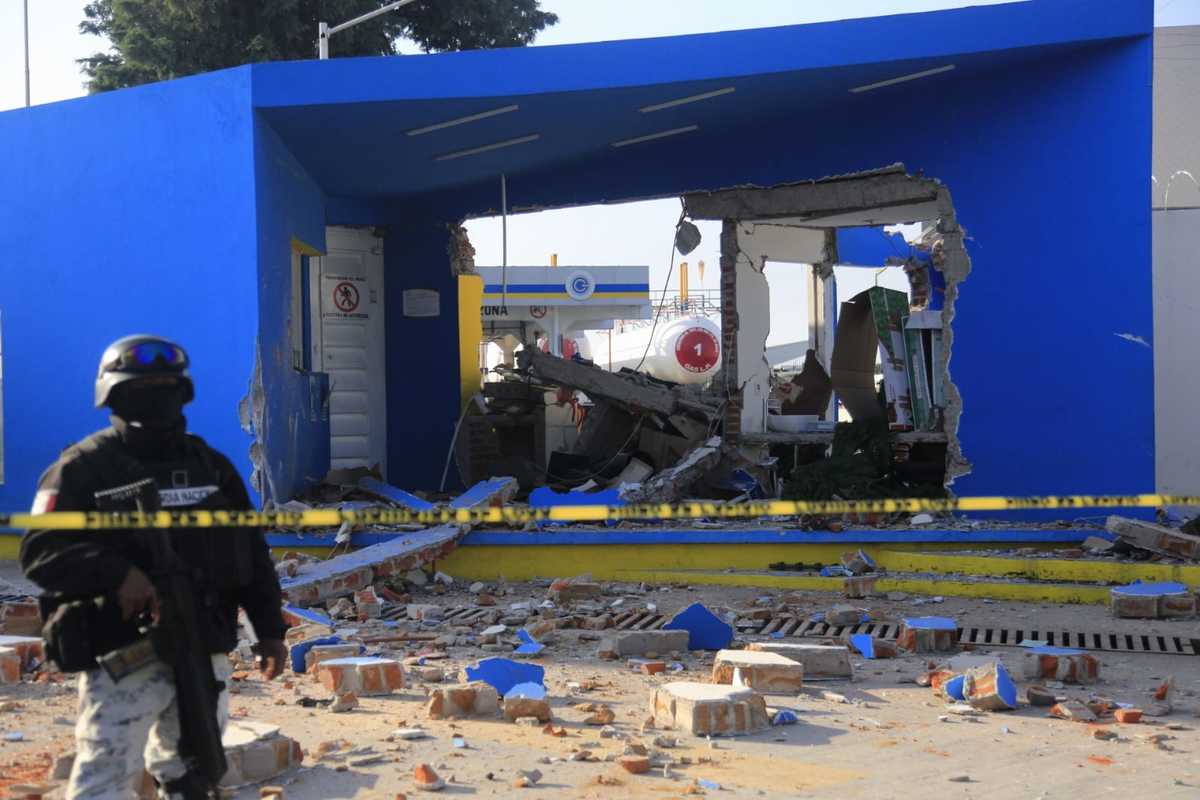 La explosión de la toma clandestina de gas LP en puebla provocó el derrumbe de algunas casas. (Andrés Lobato)