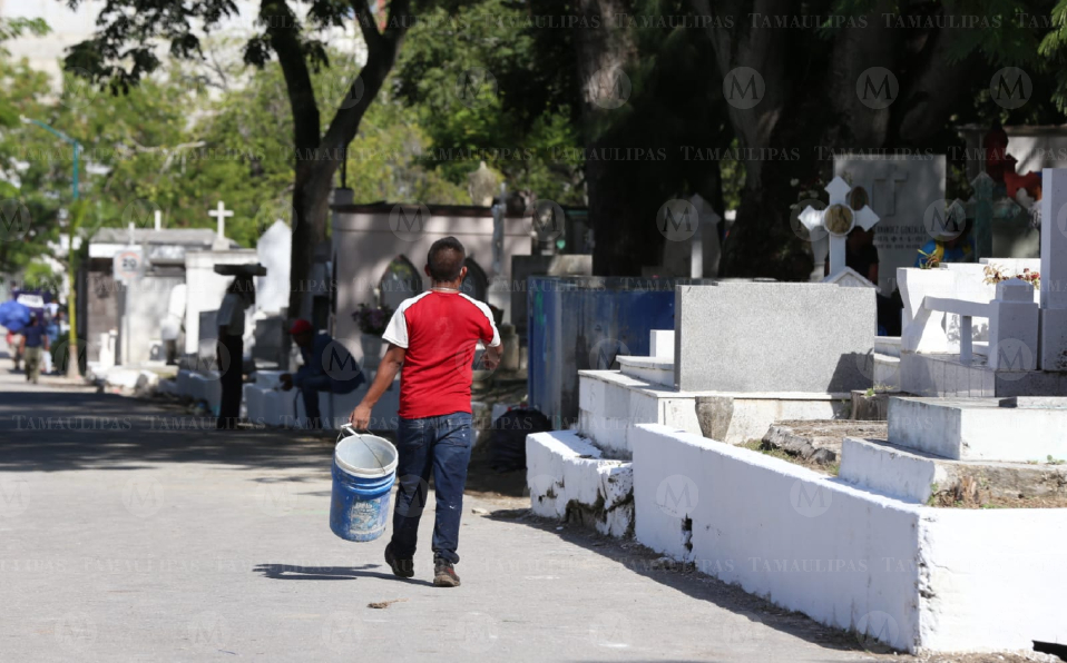 Familias se dedican a realizar lavado de tumbas en panteón (Yazmín Sánchez)