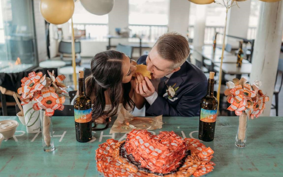 Cada vez es más frecuente que las parejas en EU celebren sus bodas en restaurantes de comida rápida. (Foto: Emily Jenks)