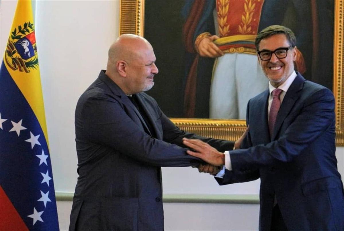 Karim Kham (izq.), el fiscal de la Corte Penal Internacional, siendo recibido por el ministro de Comunicaciones, Félix Placencia. (EFE)