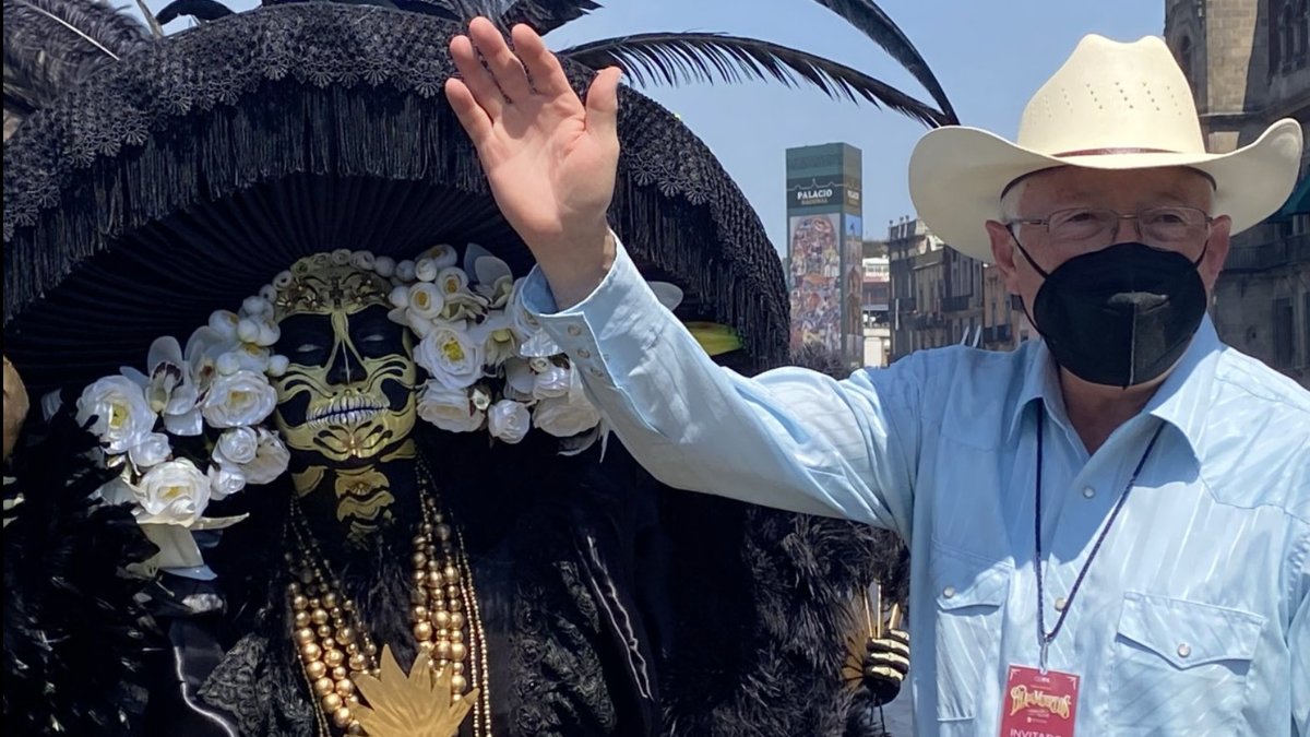 Ken Salazar, embajador de Estados Unidos en México, acudió al Desfile de Día de Muertos | Twitter/@USAmbMex