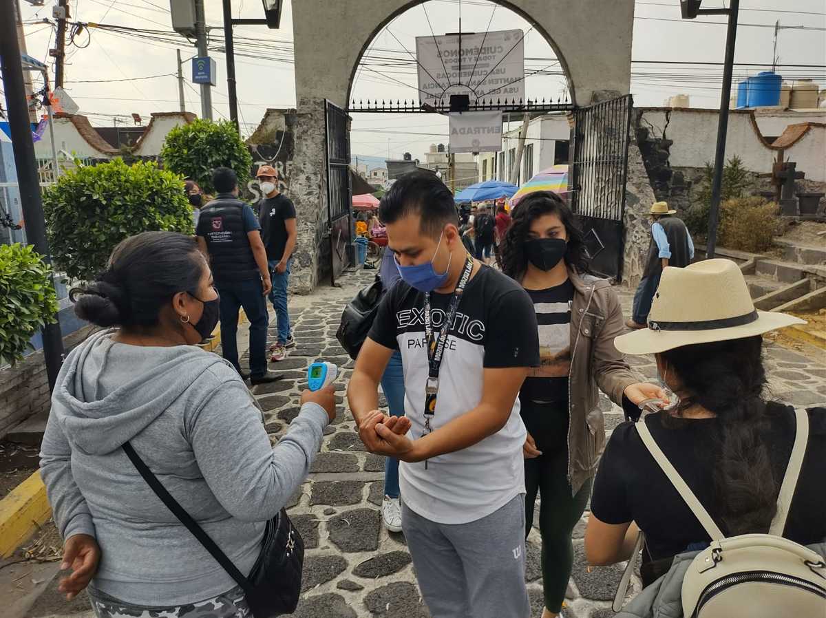 Aplican gel y toman la temperatura | Miguel Sarmiento