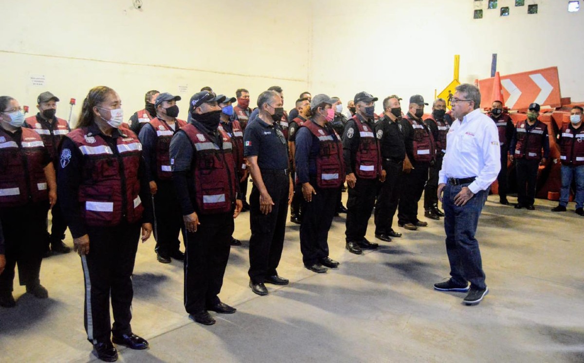 Armando Martinez Manriquez y elementos de Bomberos. (Facebook)