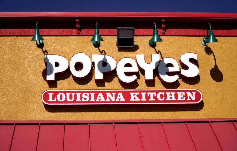 La cadena de restaurantes Popeyes se caracteriza por servir pollo a sus clientes. | Reuters