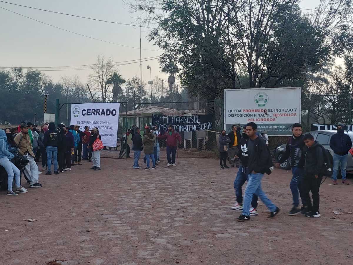 Cientos de pepenadores se congregaron a las afueras del vertedero Los Laureles. (Rpsario Álvarez)