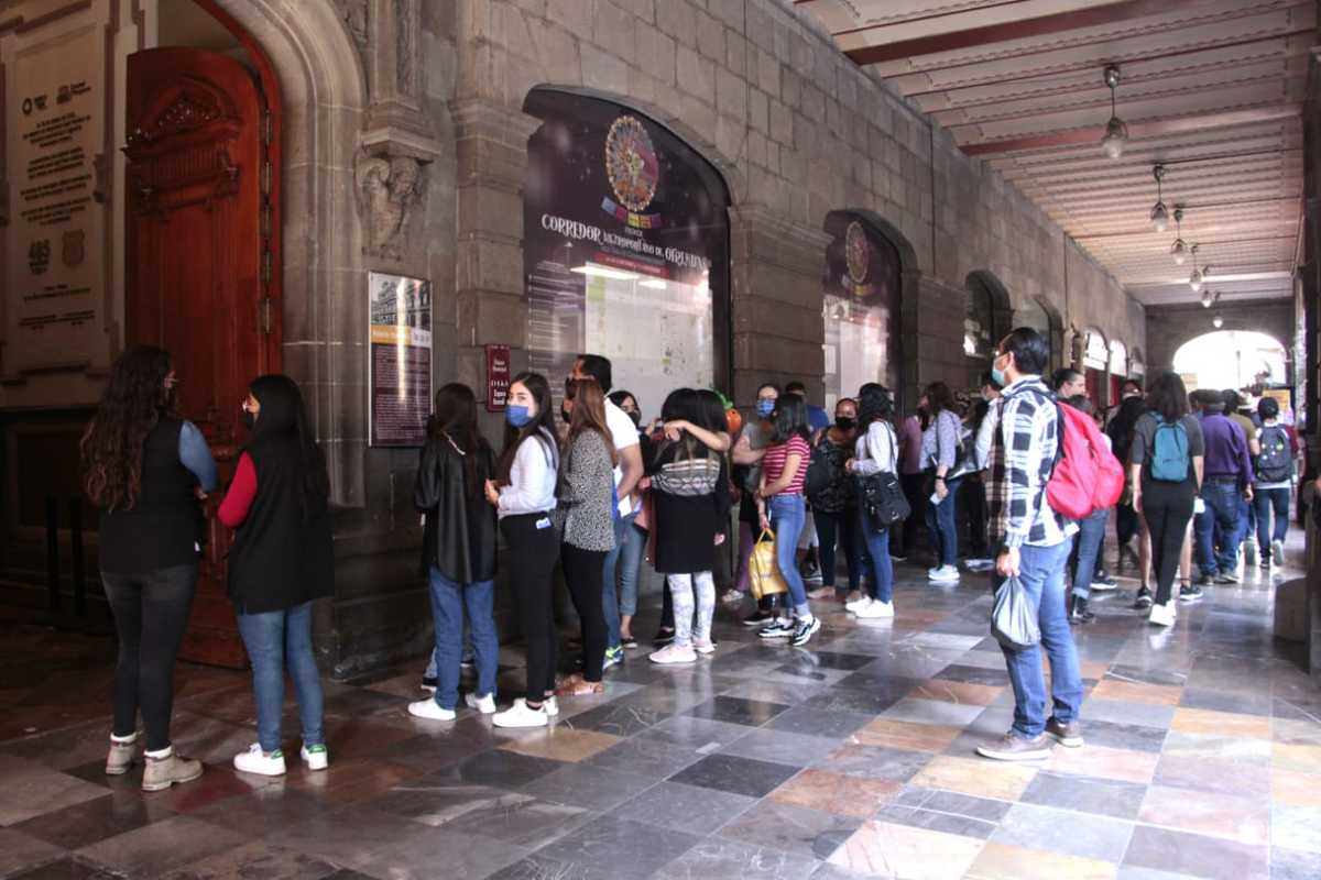 Fila para ingresar al Palacio Municipal. /  Fotos: Melanie Torres