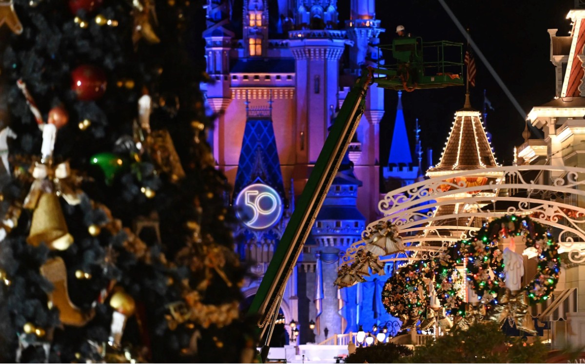 Fotografía cedida hoy por Disney que muestra una grúa mientras instala en la madrugada de este lunes la decoración de Navidad en el parque temático Ma
