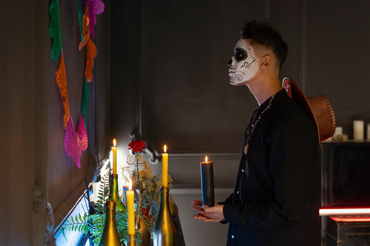 Así como es importante el altar, la música de esta época ayuda a mantener a las personas en el ambiente del 2 de noviembre. (prexels.com)