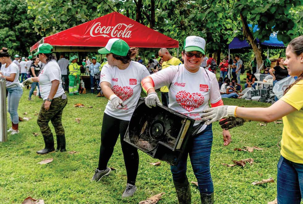 Jornada de limpieza. Coca-Cola es el mayor reciclador de PET en el país, con 3,100 unidades anuales.