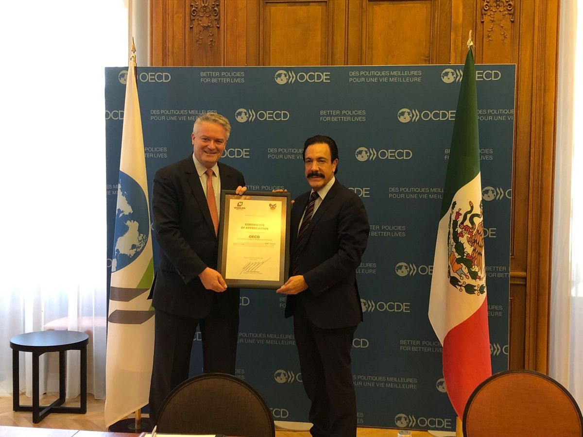Omar Fayad, gobernador de Hidalgo, con Mathias Cormann en la sede de la OCDE. (Especial)
