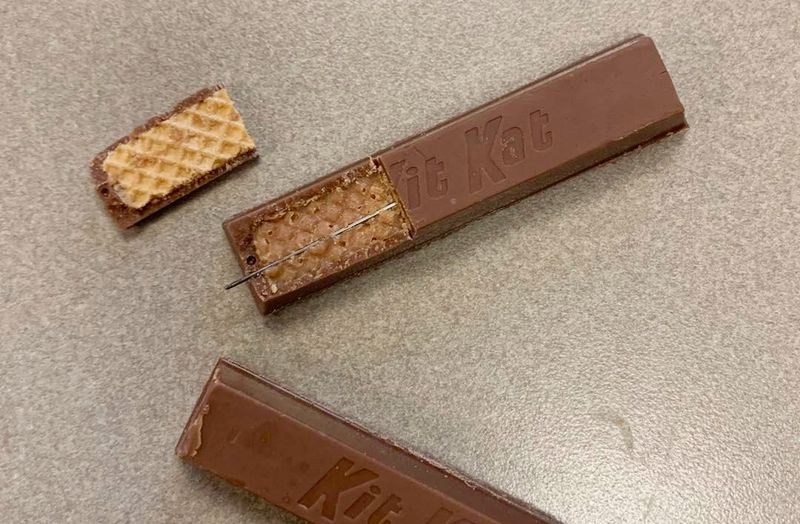La policía halló las agujas dentro del chocolate Kit Kat. (División de Policía de Fostoria)
