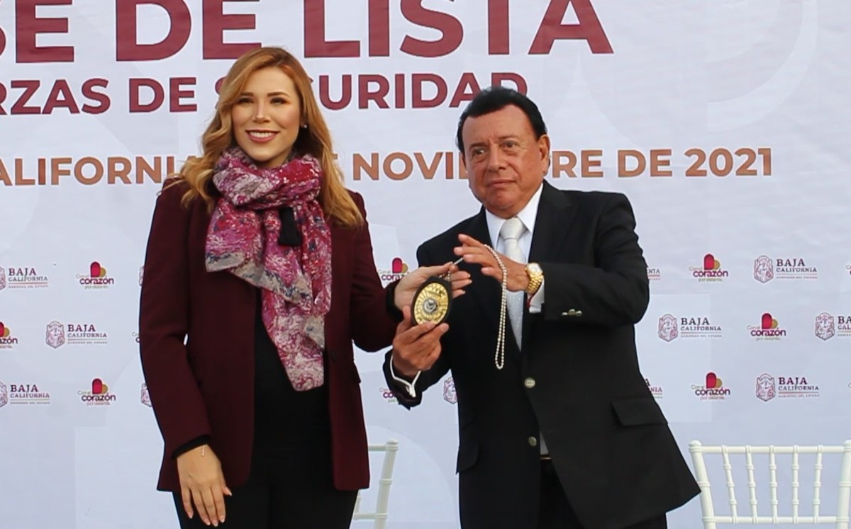 Ruiz Hernández entregó la placa de la Guardia Estatal de Seguridad a Marina del Pilar. | Especial