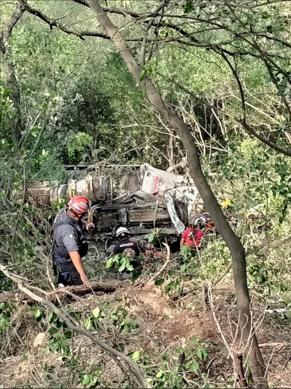 San Pedro: volcadura de camión de carga deja un lesionado. Foto: Protección Civil NL