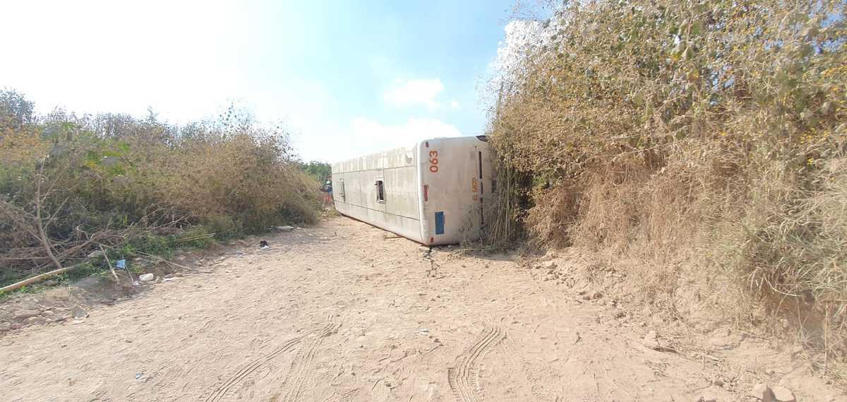 Volcadura de camión del transporte público deja como saldo 20 lesionados en El Salto