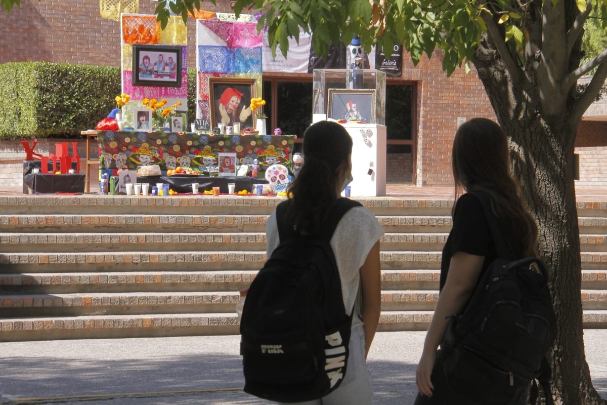 Alumnos, maestros y personal de la institución ofrecieron el altar a familiares,  amigos y víctimas que perdieron la batalla contra el covid-19 . | Ma