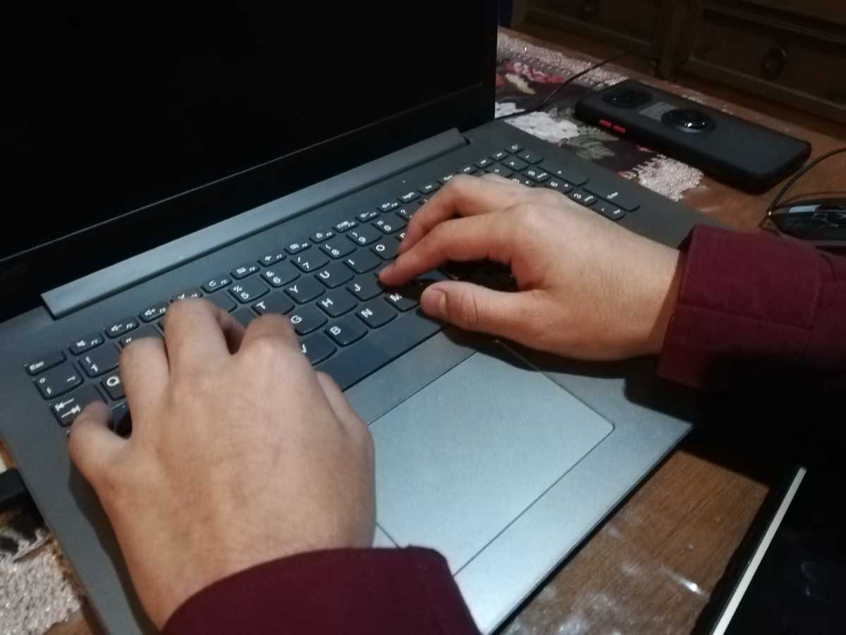 Se aprecia una persona escribiendo en un teclado de computadora. / Foto: Jaime Zambrano.