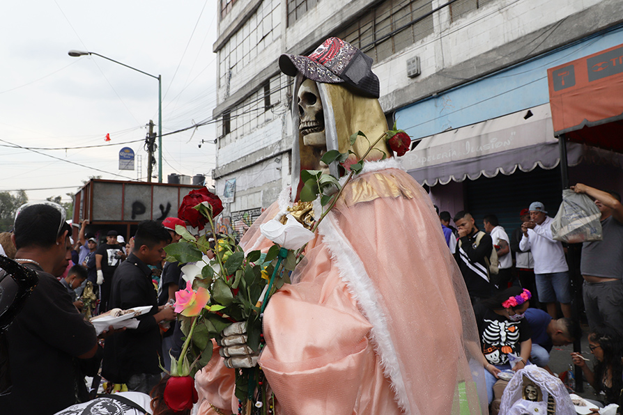 El barrio bravo de Tepito es conocido por ser uno de los lugares donde se rinde el culto a la Santa Muerte. | Naomi Antonio