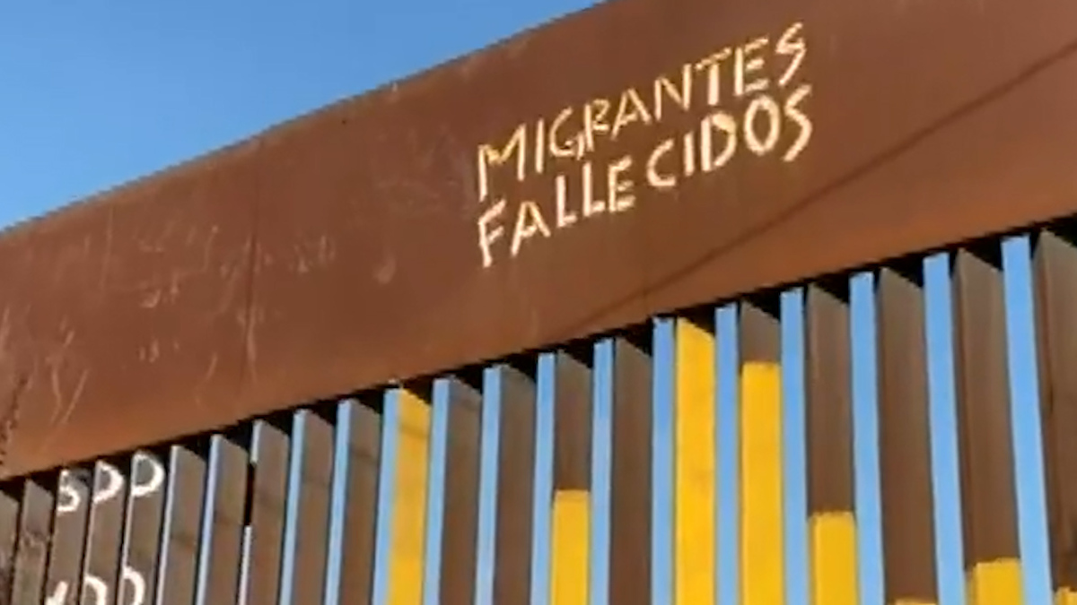 En BC, instalan altar en frontera en memoria de migrantes fallecidos