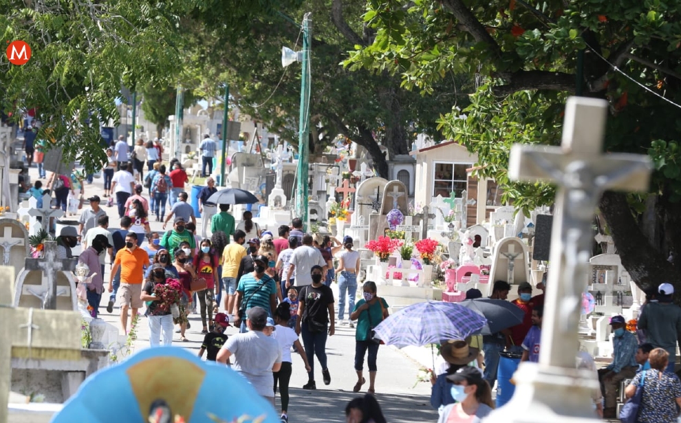 Cementerios fueron saturados por celebración del Día de Muertos (Yazmín Sánchez)