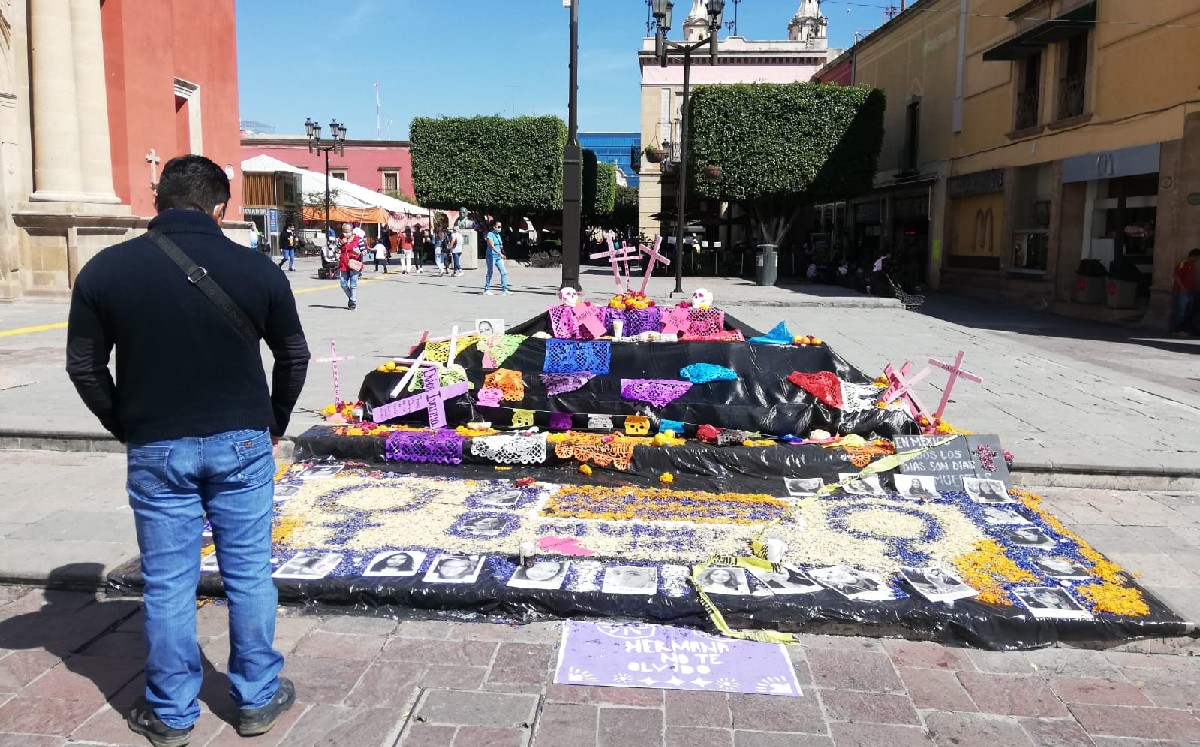 Colocan altar dedicado a mujeres asesinadas en Guanajuato.