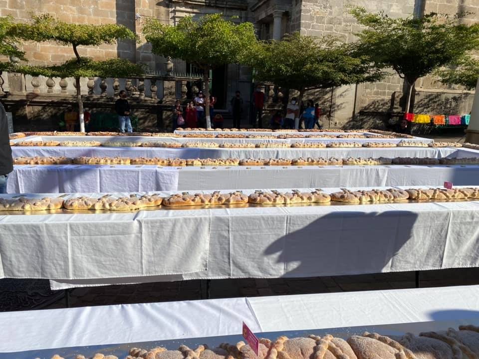 Se compartió el tradicional pan de muerto con las y los zapotlanejenses. (Cortesía)