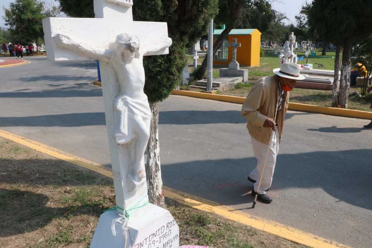 Día de Muertos en los panteones. Foto: Leonel Rocha