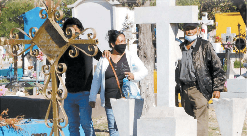 A diferencia del fin de semana, ayer pocos acudieron a los cementerios. RAÚL PALACIOS