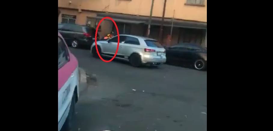 El oficial resultó con lesiones en la cara.