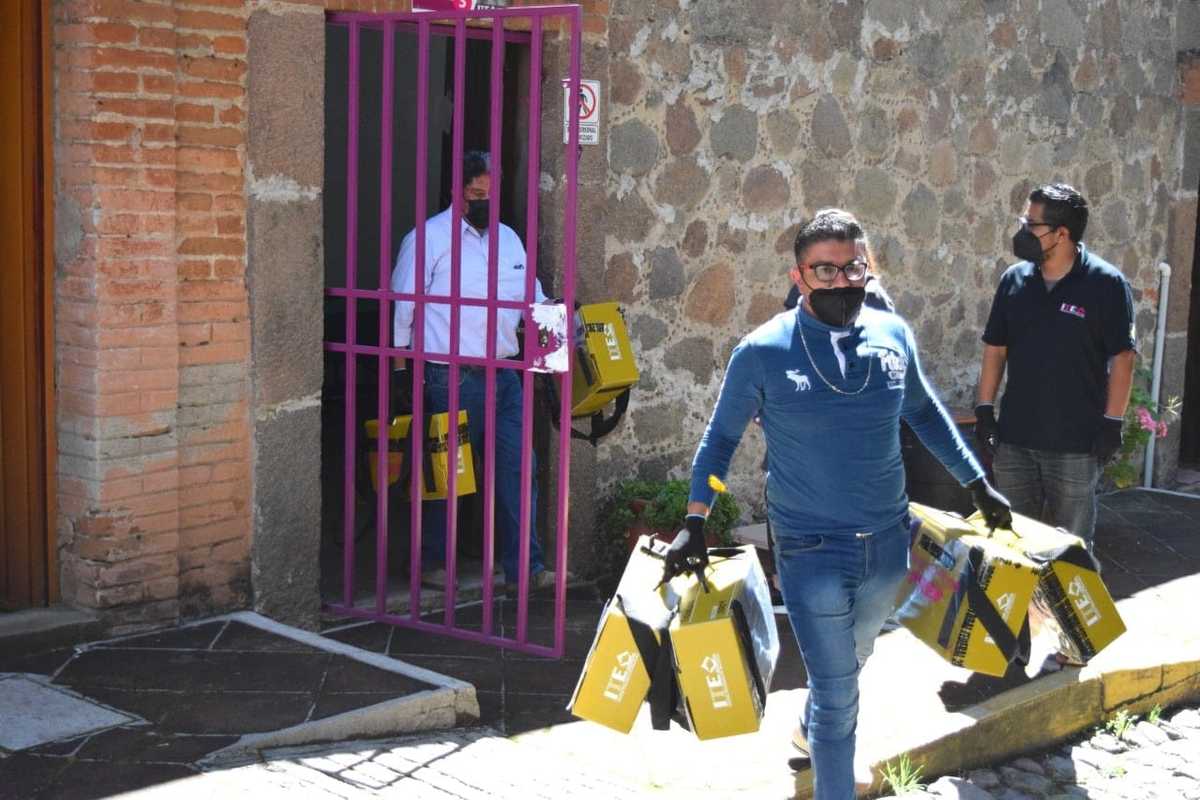 En la imagen se ven paquetes electorales. / Especial.