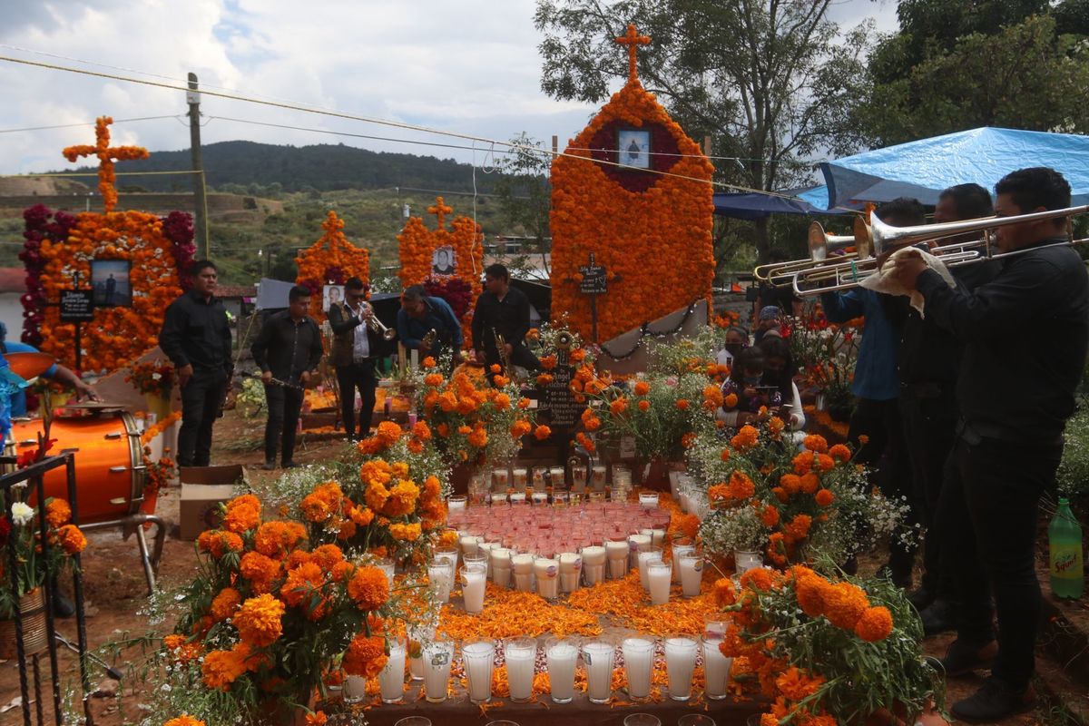 Familiares acudieron a los panteones con música por el Día de Muertos. (Cuartoscuro)