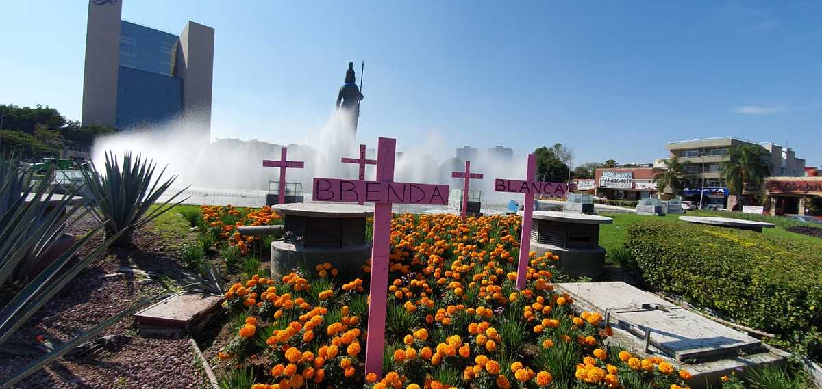 Feministas colocaron 17 cruces de color rosa en la glorieta La Minerva. (Juan Carlos Munguía)