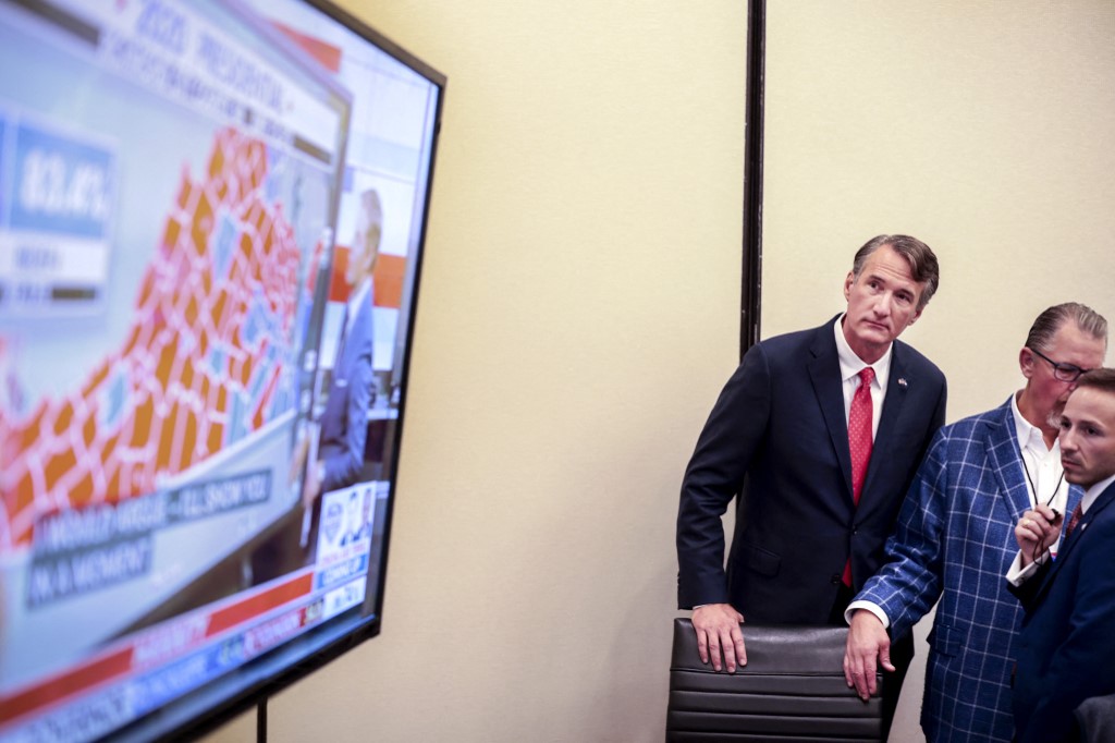 Glenn Youngkin, candidato a la gubernatura de Virginia, viendo los resultados a través de la cadena Fox News. (AFP)