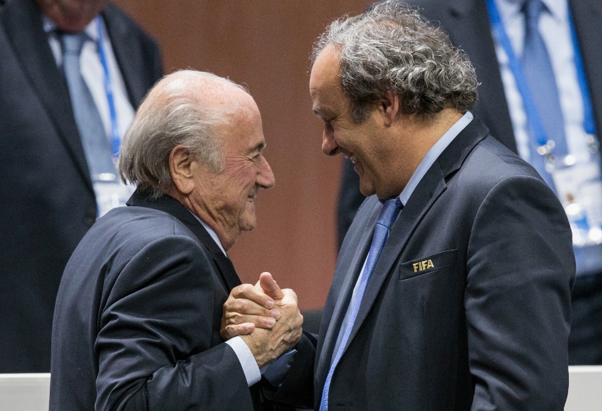 Joseph Blatter y Michel Platini (AP)