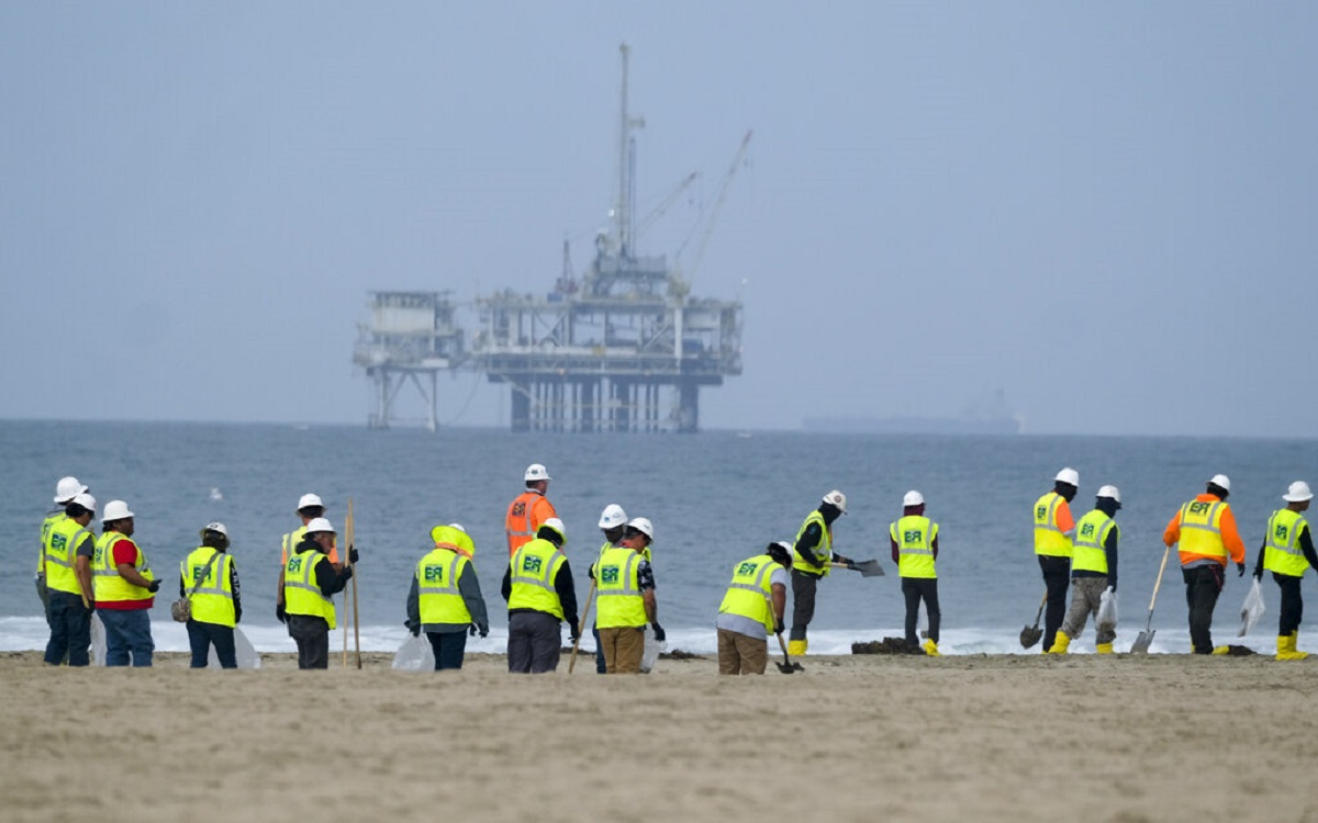 Labores de limpieza en Huntington Beach, California, el 11 de octubre de 2021. (AP)