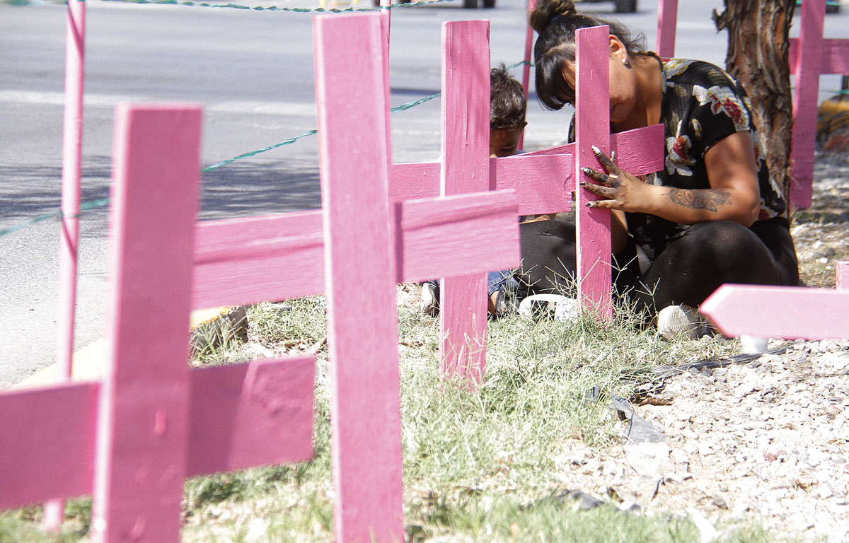 Madres Poderosas colocan altar para víctimas de feminicidio. | Manuel Guadarrama