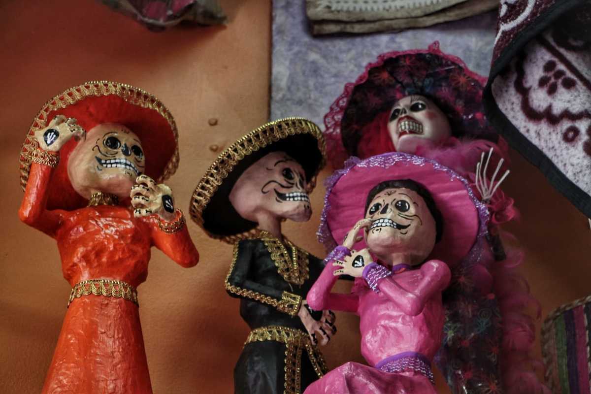 El parián fabrica catrinas por  Día de Muertos. / Foto: Melanie Torres.