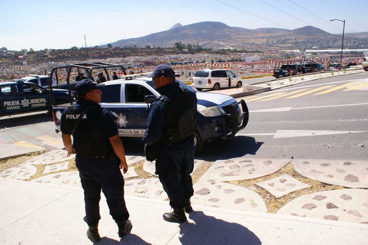 Policías recibieron en custodia a los dos sujetos, quienes fueron trasladados ante las autoridades correspondientes.  (Francisco Villeda)