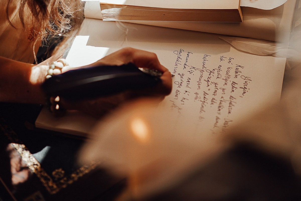 Puedes hacer tu calaverita de la manera que quieras, solo hay que recordar que es una poesía satírica. (pexels.com)