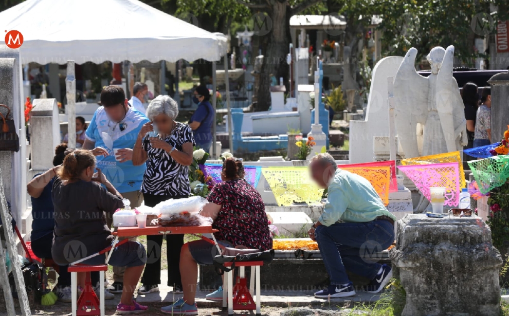 A pesar de restricciones población introdujo alimentos a panteones (Yazmín Sánchez)