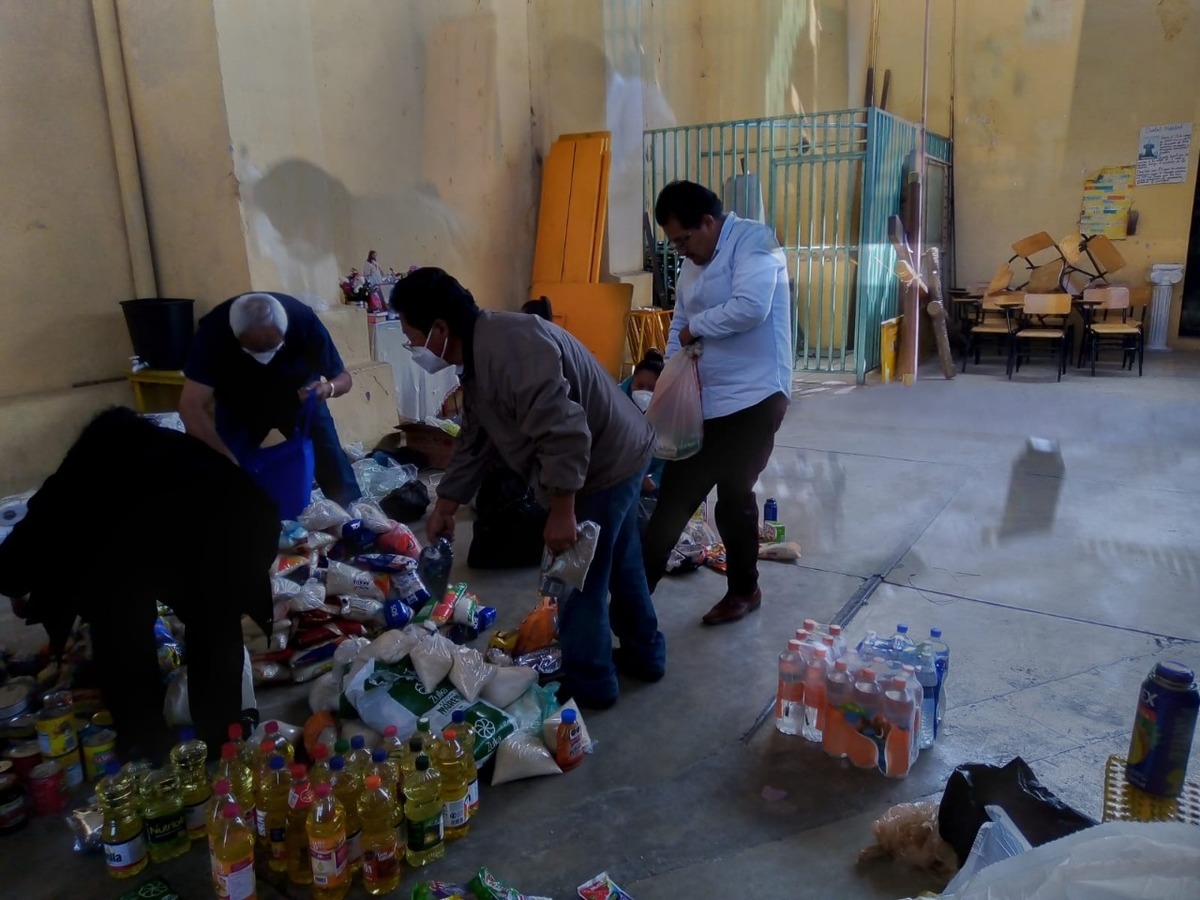 Arquidiócesis da 400 despensas a Xochimehuacan e instala centros de acopio. / Especial.