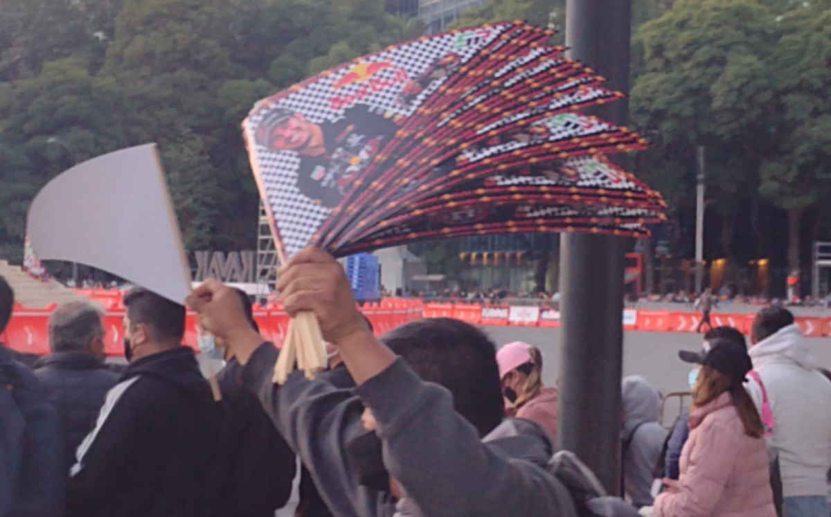 Los banderines de Checo para el evento Red Bull Show Run CdMx 2021 (César Velázquez)