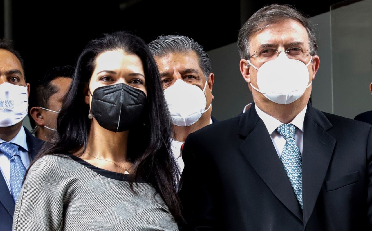 El canciller y su esposa tras la inauguración de la oficina de pasaportes en Puebla. (Cuartoscuro)