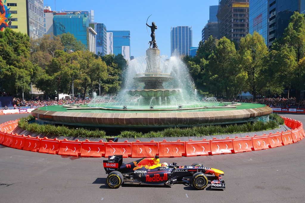 Checo Pérez corrió su Red Bull en Paseo de la Reforma (Imago7)