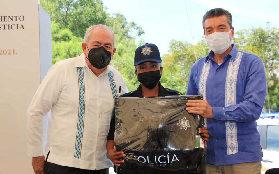 En Chiapas, Rutilio Escandón encabeza entrega de patrullas y equipo