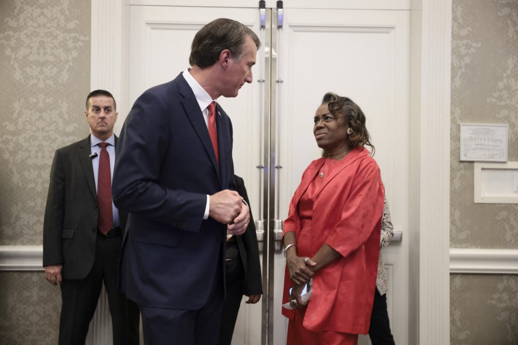 Glenn Youngkin y Winsome Sears ganaron en Virginia. | AFP