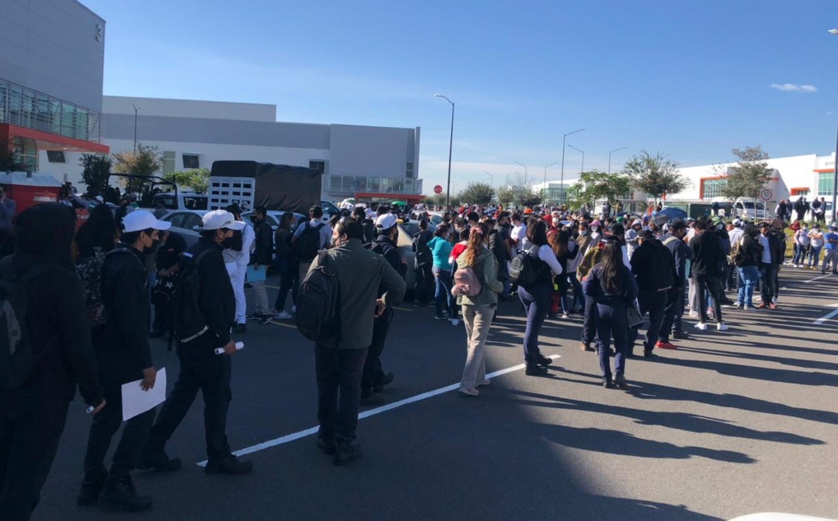 Jóvenes acuden desde las 6 de la mañana para vacunarse contra el covid-19 en Silao.