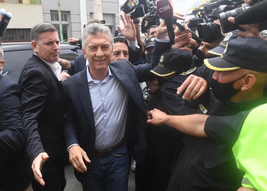 Mauricio Macri fue captado quitando el micrófono a un periodista. | Foto de Fernando Gens para Telam, compartida por Nicolás Munafó