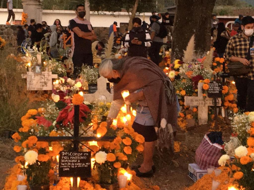 Alrededor de 292 mil personas visitaron Michoacán por Día de Muertos. (Especial)