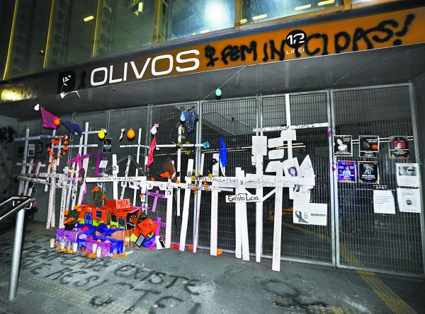Ofrenda a la salida de la estación Olivos en honor a los muertos por el desplome. Javier Ríos