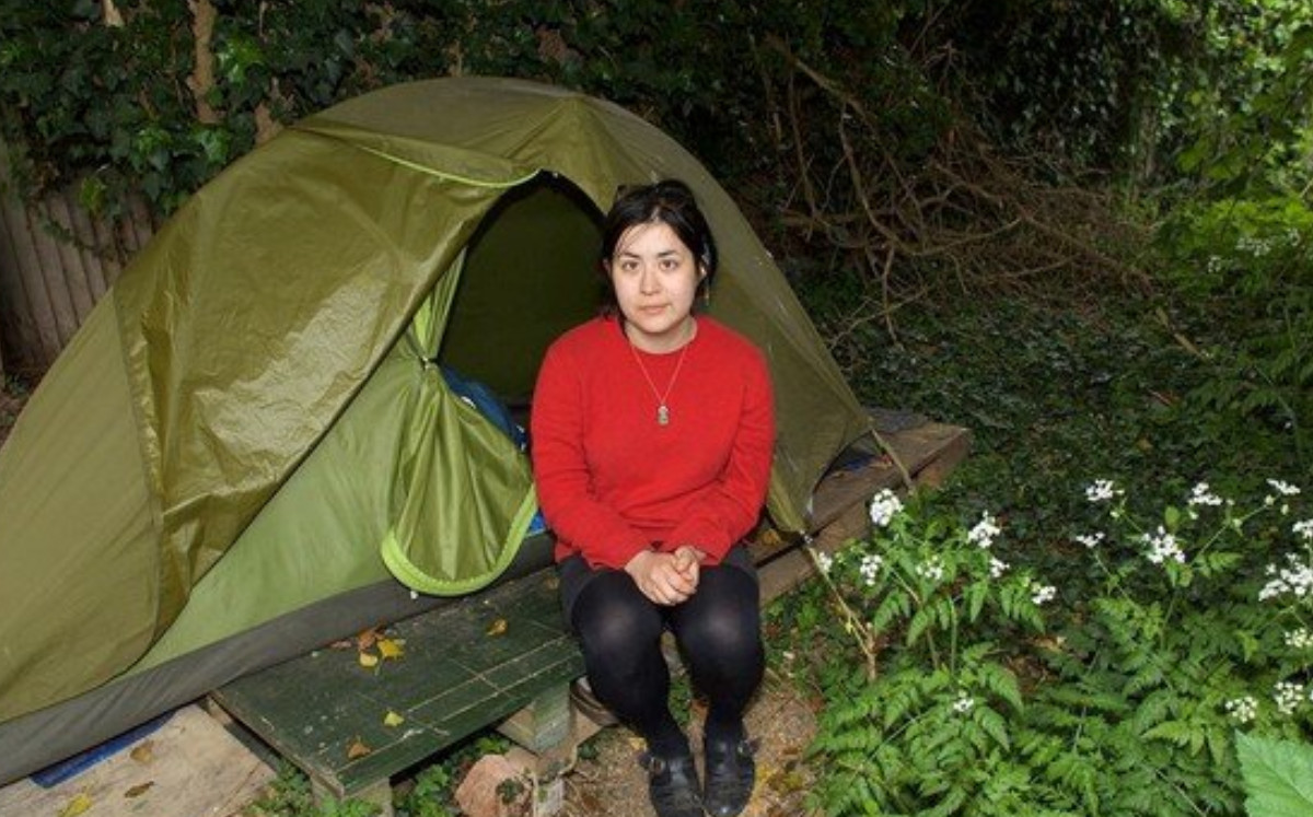 Profesora vivió por años en tienda de campaña por precarización laboral. (Especial)